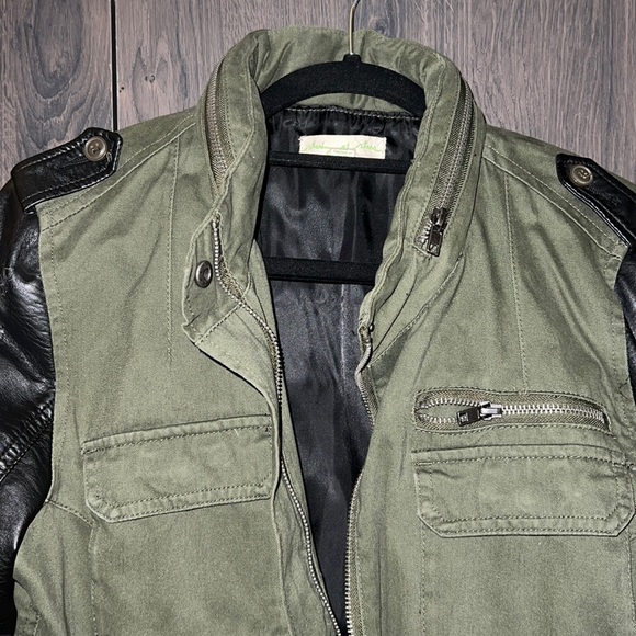 Green zip hood army jacket with leather sleeves - Picture 4 of 5